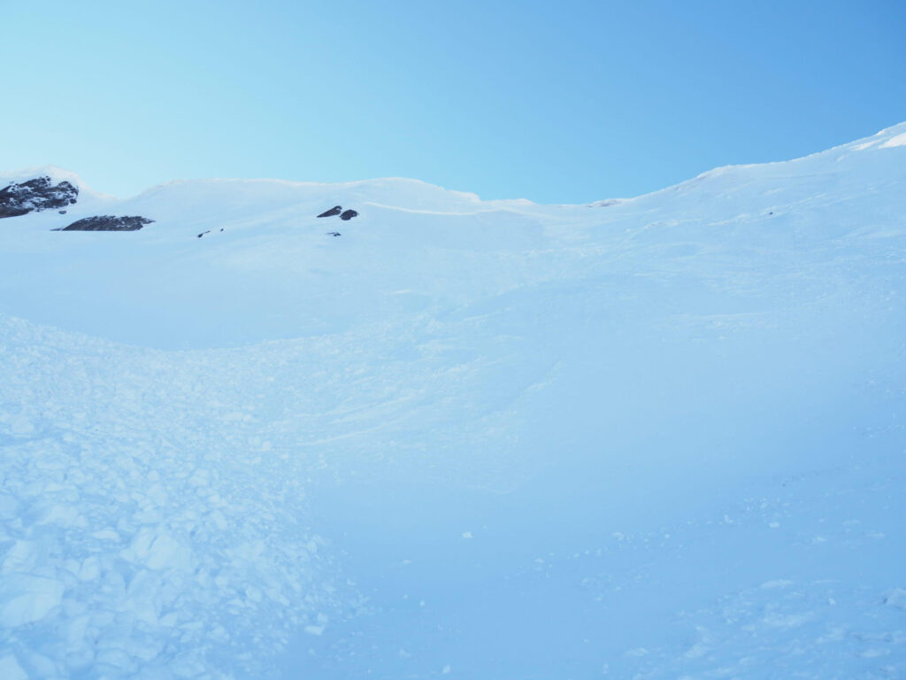 Fünf Skitourenfahrer bestiegen den Gipfel des «Tita Da Terra Naire», der sich oberhalb von Conthey in der Region des Sanetschpasses befindet.  Bei der Abfahrt – auf einer Höhe von ca. 2’400 m ü. Meer – löste sich aus derzeit nicht geklärten Gründen eine Lawine