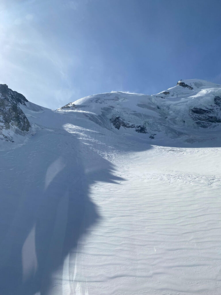 Der Notarzt der Air Zermatt konnte nur noch den Tod des Mannes feststellen. (Fotos: Kapo Wallis)