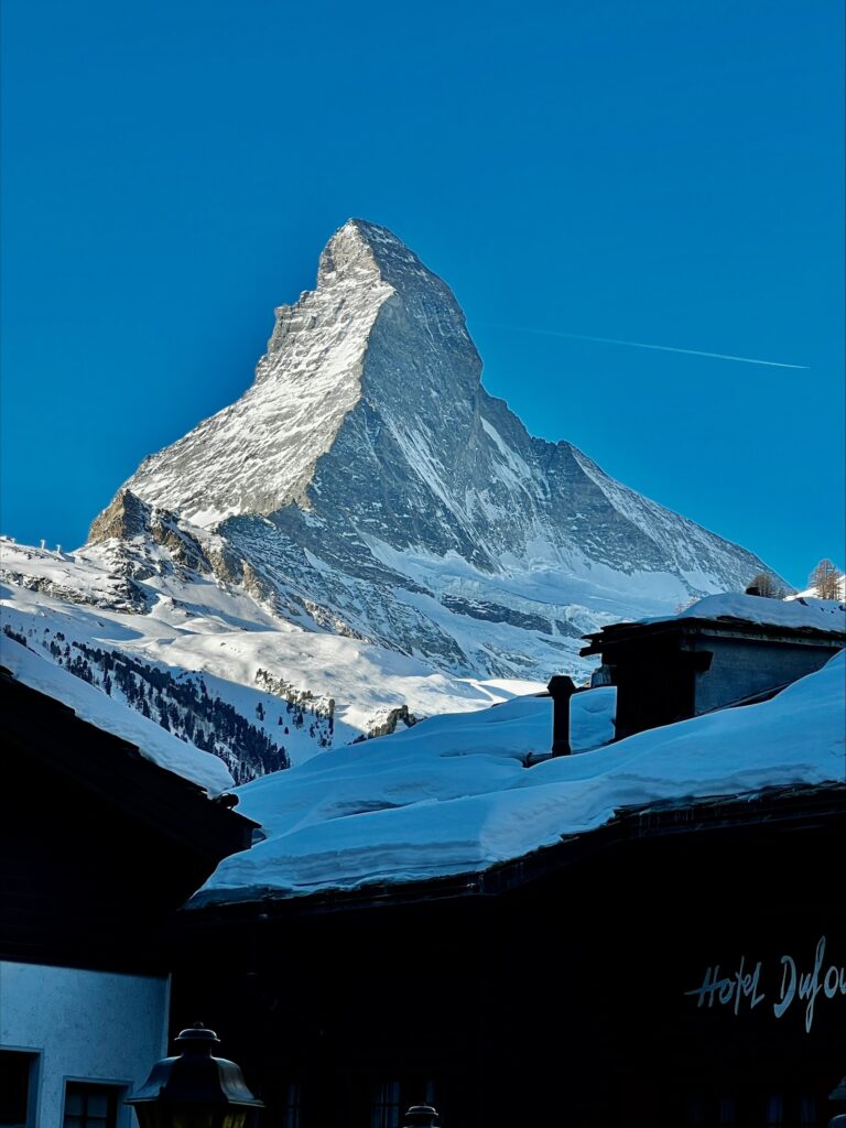 Beim Hotel Dufour mit Matterhorn im Hintergrund bei glänzendem Zermatt-Wetter