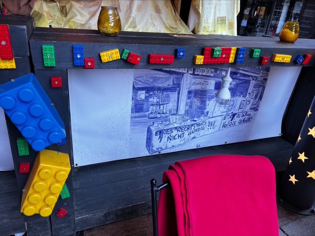 Die Walliser Kanne in Zermatt, inzwischen weltbekannt und beliebtes Fotomotiv bei allen Anhängern der Demokratie und Grundrechte