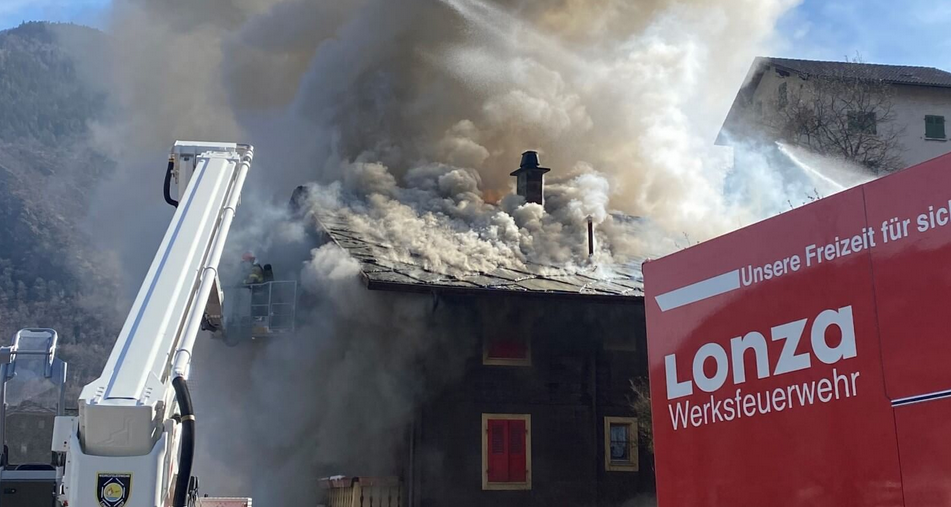 Visp: Dachbrand in einem Einfamilienhaus