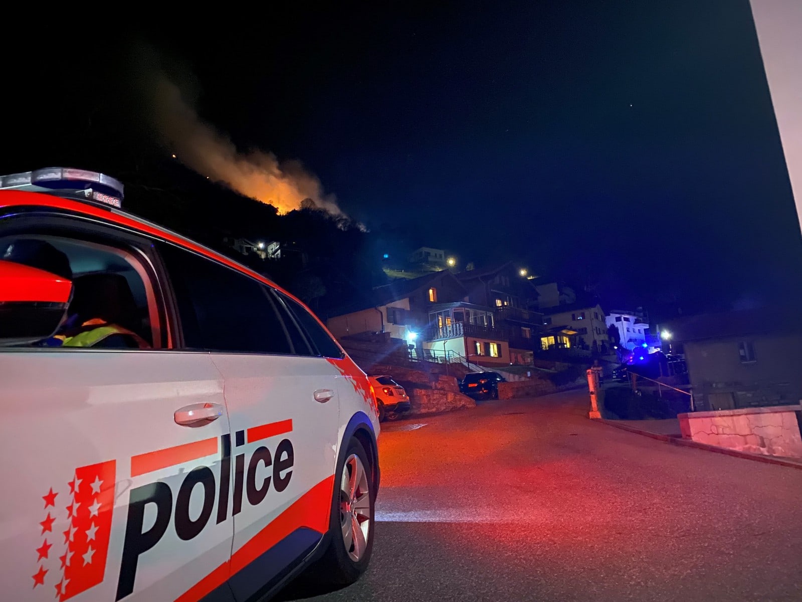 Waldbrand zwischen Hohtenn und der BLS-Bahnlinie