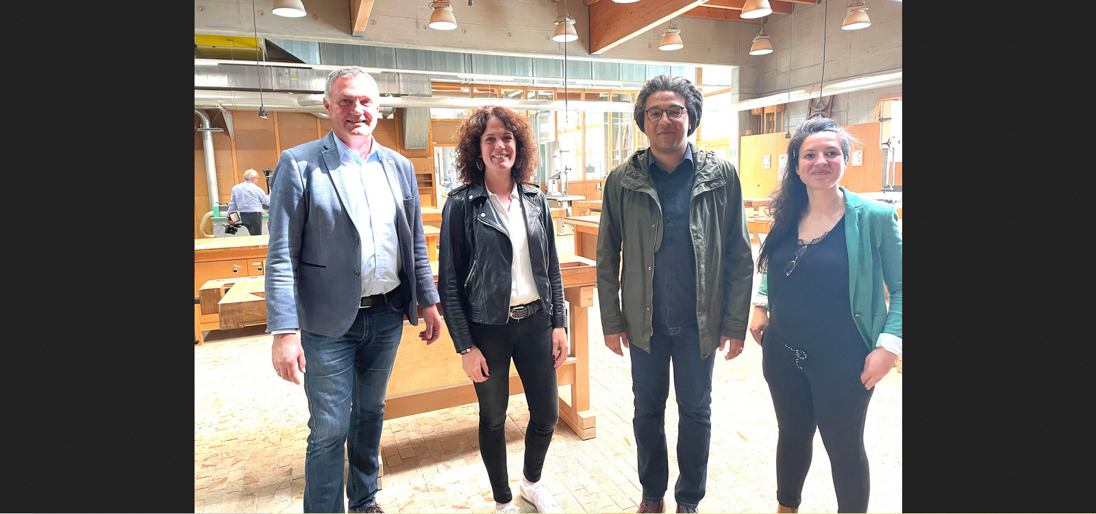 Auf dem Foto von links nach rechts : Gérard Clivaz, Direktor der Berufsfachschule Handwerk und Sozialdienst ; Tanja Fux, Chefin der Dienststelle für Berufsbildung ; Jean-Louis Droz, Künstler und Coach der Veranstaltungen zum 50igsten und Carine Antonio, Autorin der Festschrift.