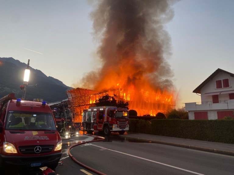 Brand in Monthey +++ 2 Feuerwehrmänner verletzt