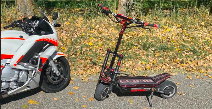 Frisiertes E-Trottinett mit 115 km/h in Saxon