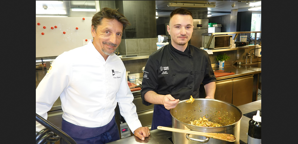 Quentin Salamolard, Gewinner der ersten Staffel von Futurs Chefs!, mit Franck Reynaud, Chefkoch der Hostellerie du Pas de l’Ours in Crans-Montana.