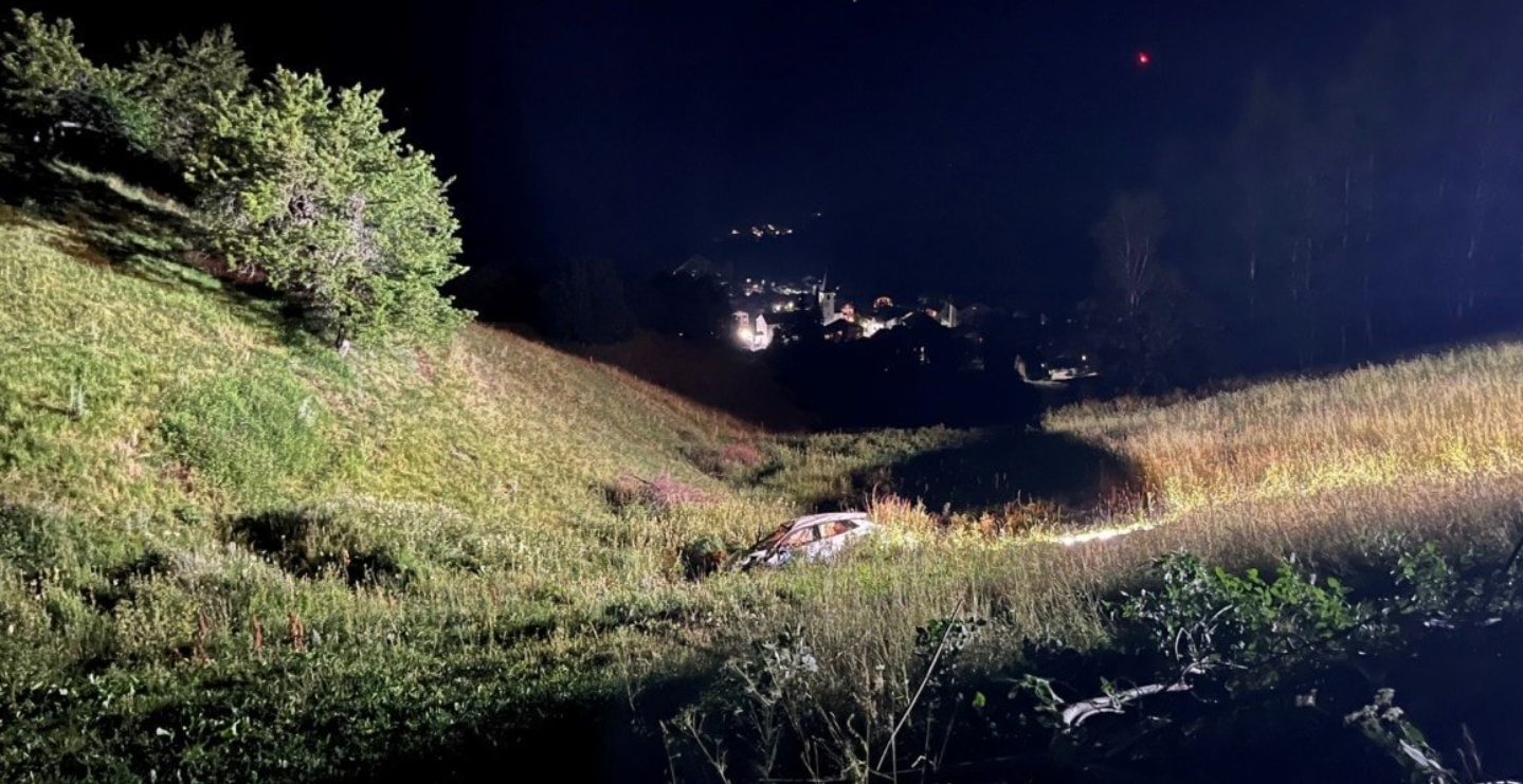 Auto kommt auf Brandalpstraße in Unterbäch von Fahrbahn ab