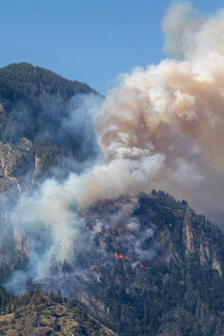 Übergang zu normaler Lage: Waldbrand in Bitsch stabilisiert