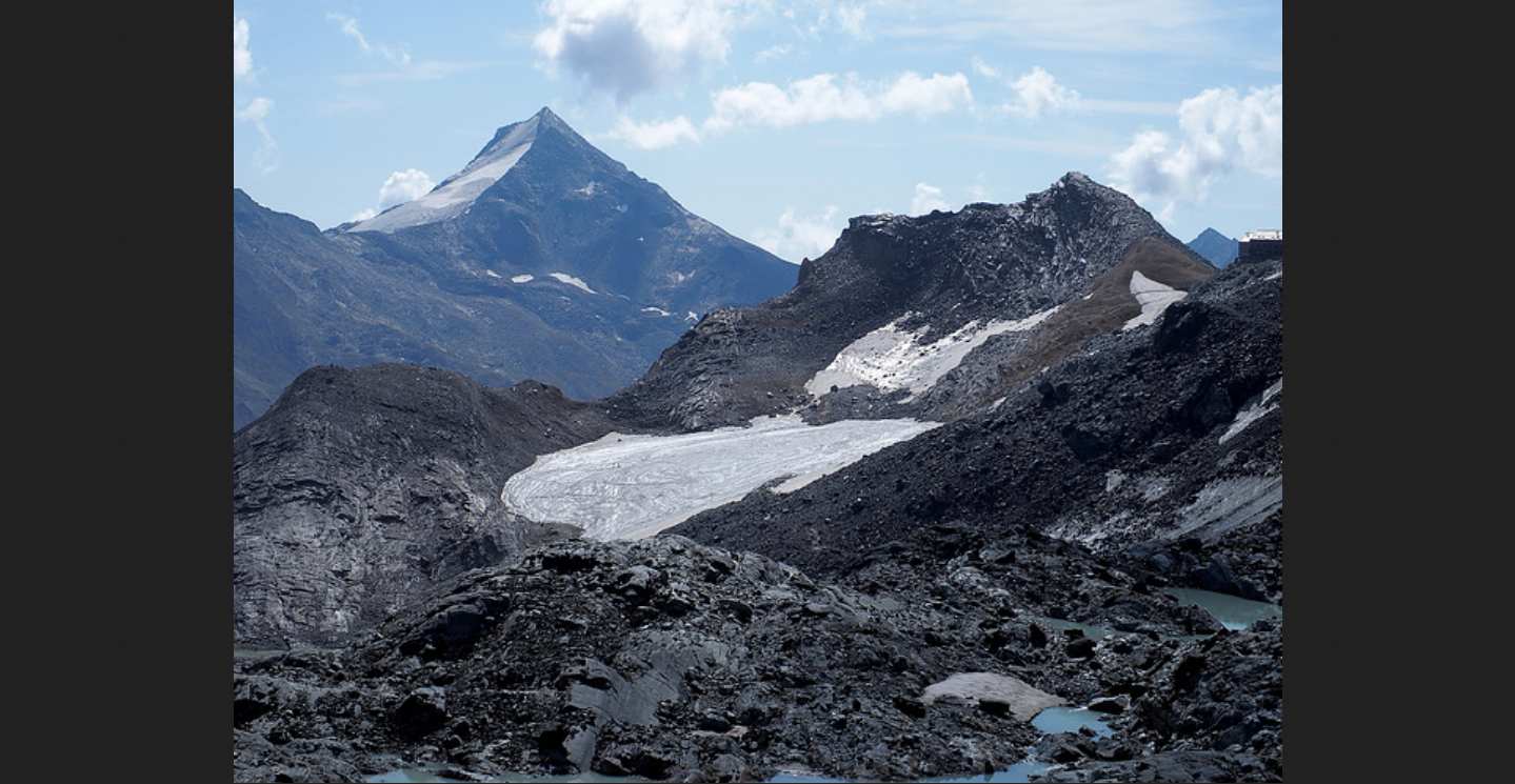 Blick vom Egginerjoch zum Klein Allalin, der Britanniahütte und auf den Chessjengletscher. Dahinter das attraktive Stellihorn.