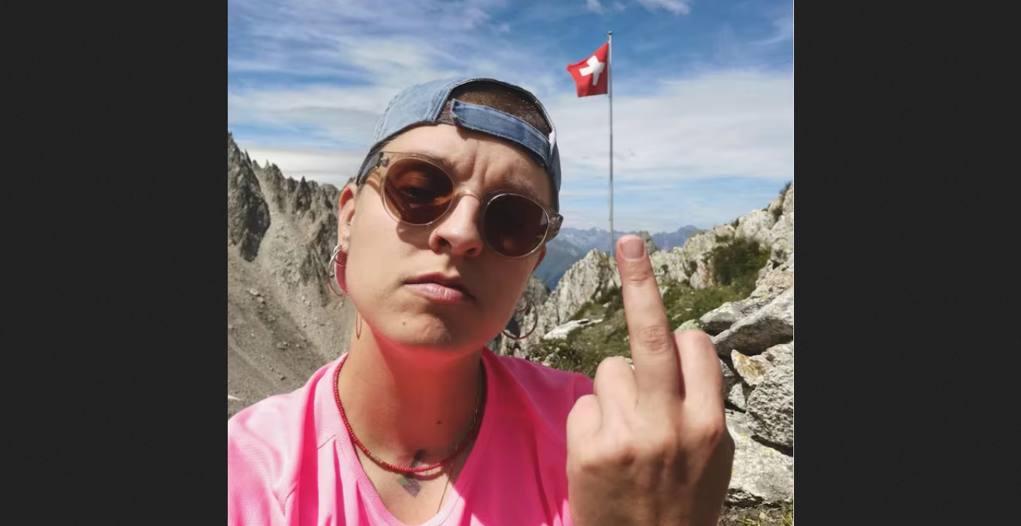 Mathilde Mottet (JUSO) zeigt am 1. August Stinkefinger auf Schweizerflagge
