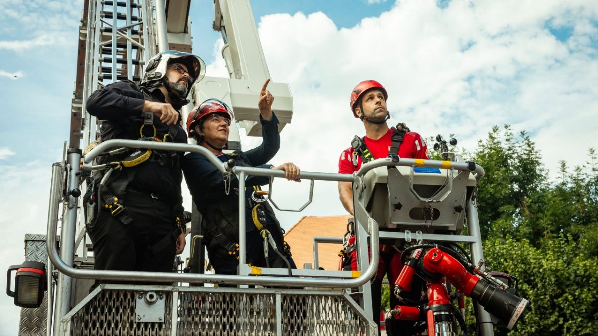 Nach Unwetter: Viola Amherd besucht Truppen in La Chaux-de-Fonds