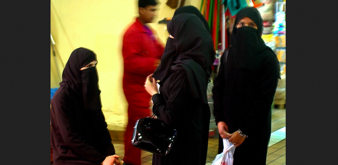 Verbot von Abaya und Qamis an französischen Schulen