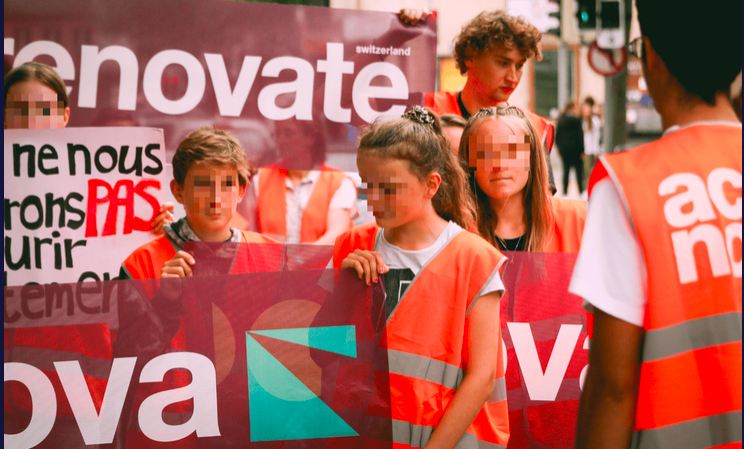 Renovate Switzerland blockiert mit Kindern Straßenverkehr in Sitten
