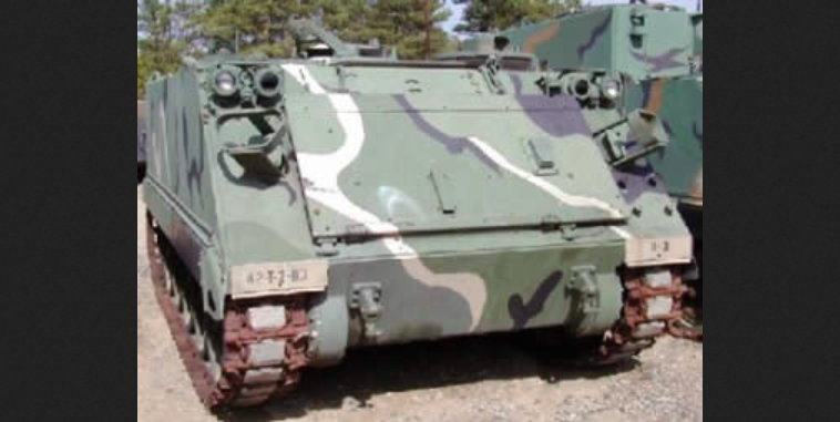 Armee-Panzer landet in Fully in Kanal
