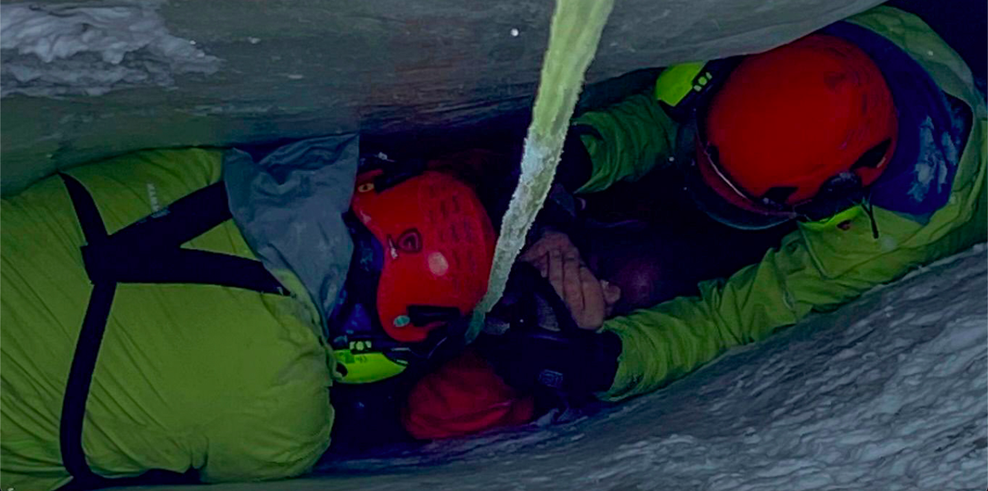 Saas-Fee: Aufwendige Spaltenrettung außerhalb der Skipiste – Skifahrer schmolz ins Eis ein