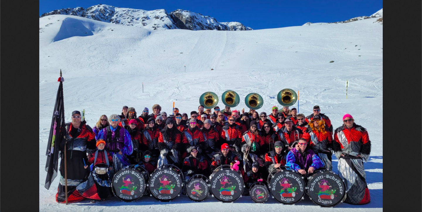 Fasnacht im Goms: Fasnachtsumzug der Schratti-Schränzer in Reckingen