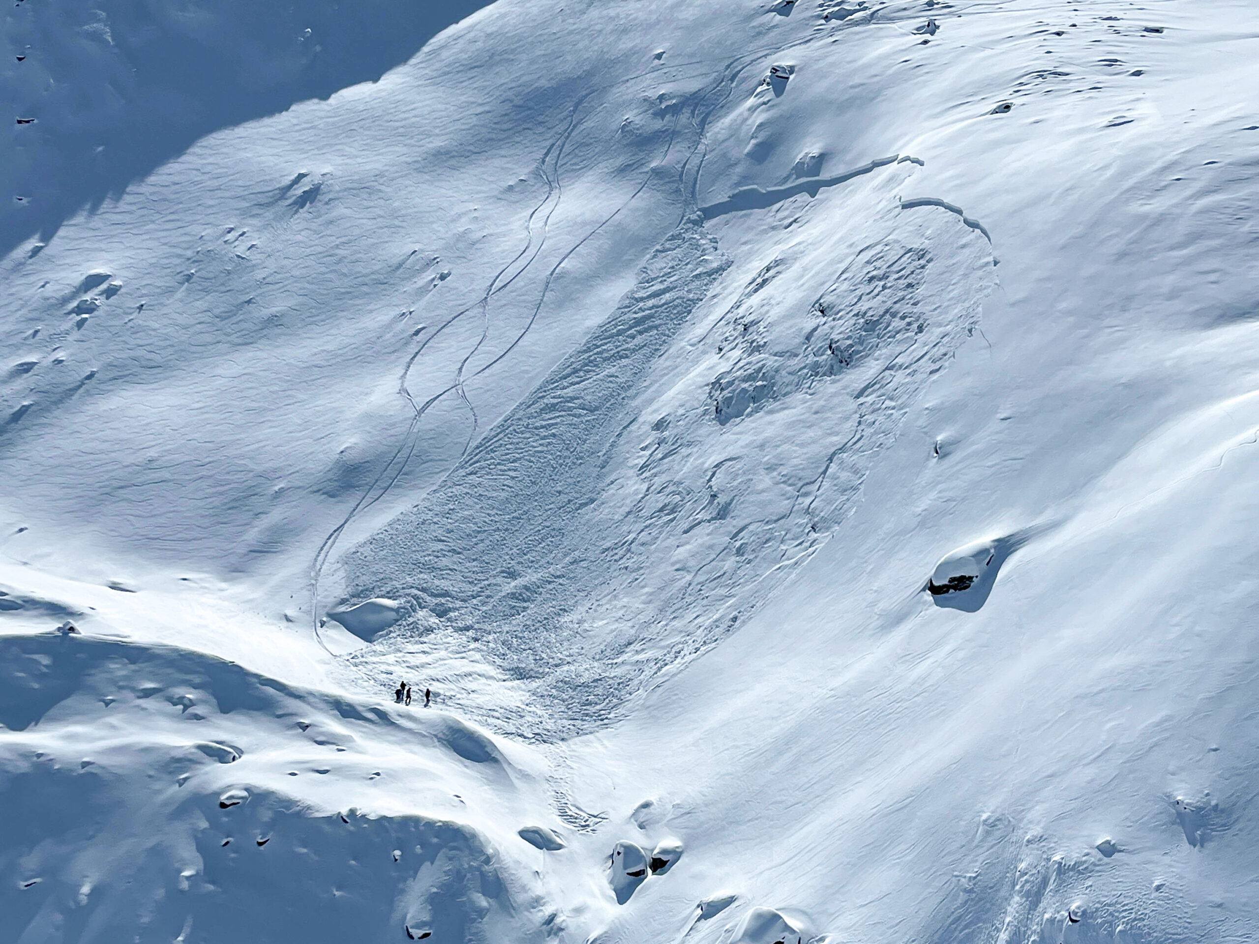 Air Zermatt bei drei Lawinenniedergängen im Einsatz
