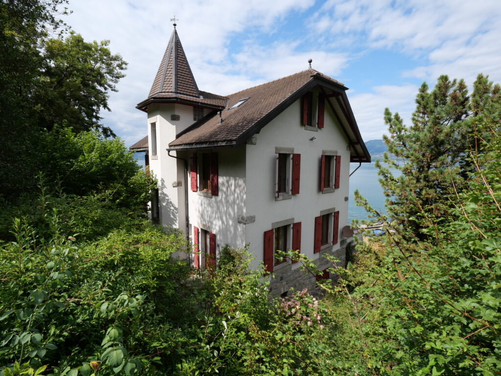 Haus zu verkaufen mit Alleinlage am Genfersee, Hintenansicht zum See hin.