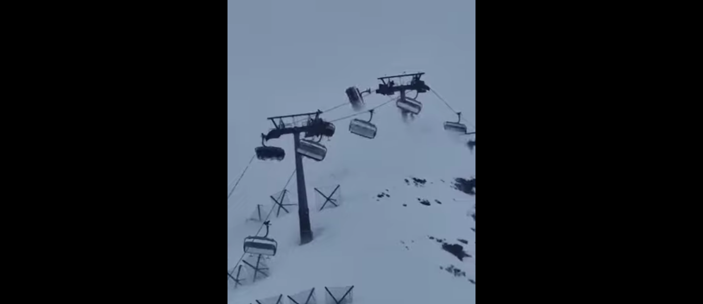 Sessellifte Cervinia bei Zermatt: Heftige Sturmböen erfassen Sessel