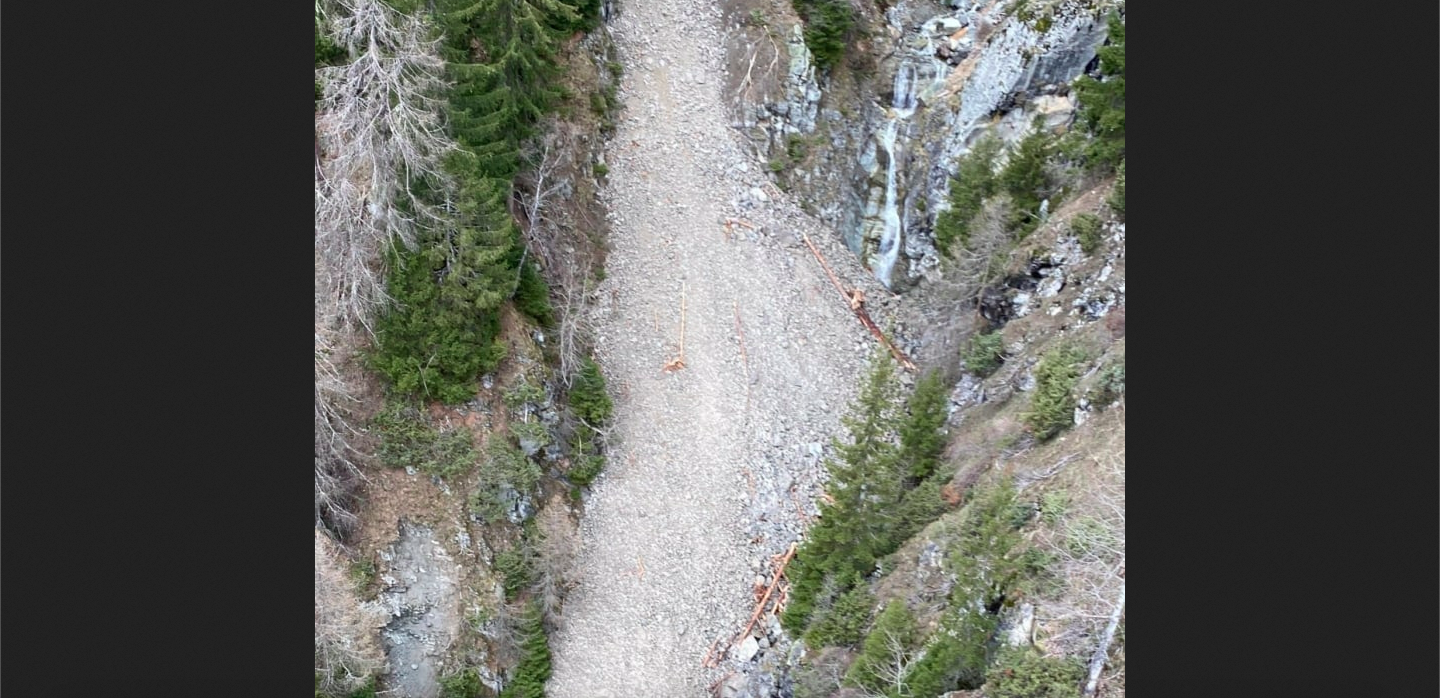 Sämtliche Wanderwege mußten gesperrt werden: Massiver Felssturz beim Altbach zwischen Lax und Fiesch