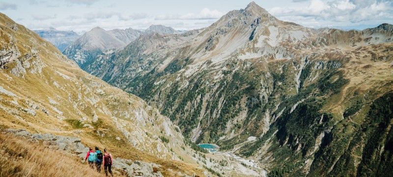 Neue alpine Hüttenwanderung vom Oberwallis bis nach ItalienSaas-Fee/Saastal und Brig Simplon erweitern ihr Wanderangebot: