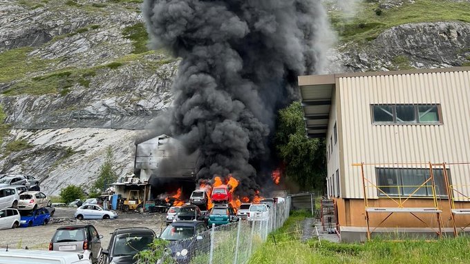 Brand in NiedergestelnAutoeinstellhalle im Industriegebiet brennt nieder