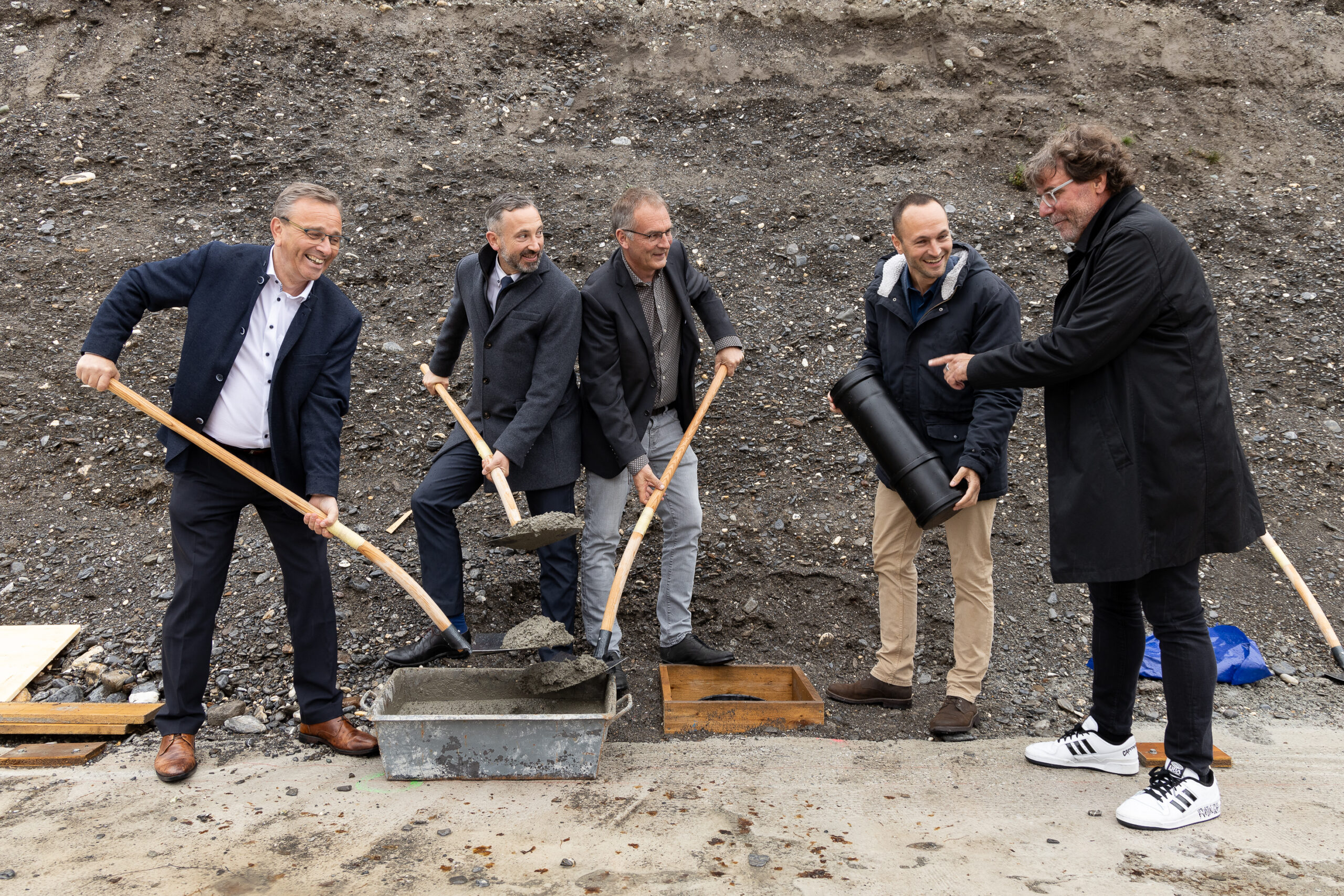 25 Millionen Baukosten: Grundsteinlegung Kompetenzzentrum «ETERPYS»Cüpli-Anlaß für Politiker und Staats-Beamte: Offizielle Einweihung mit Zeremonie