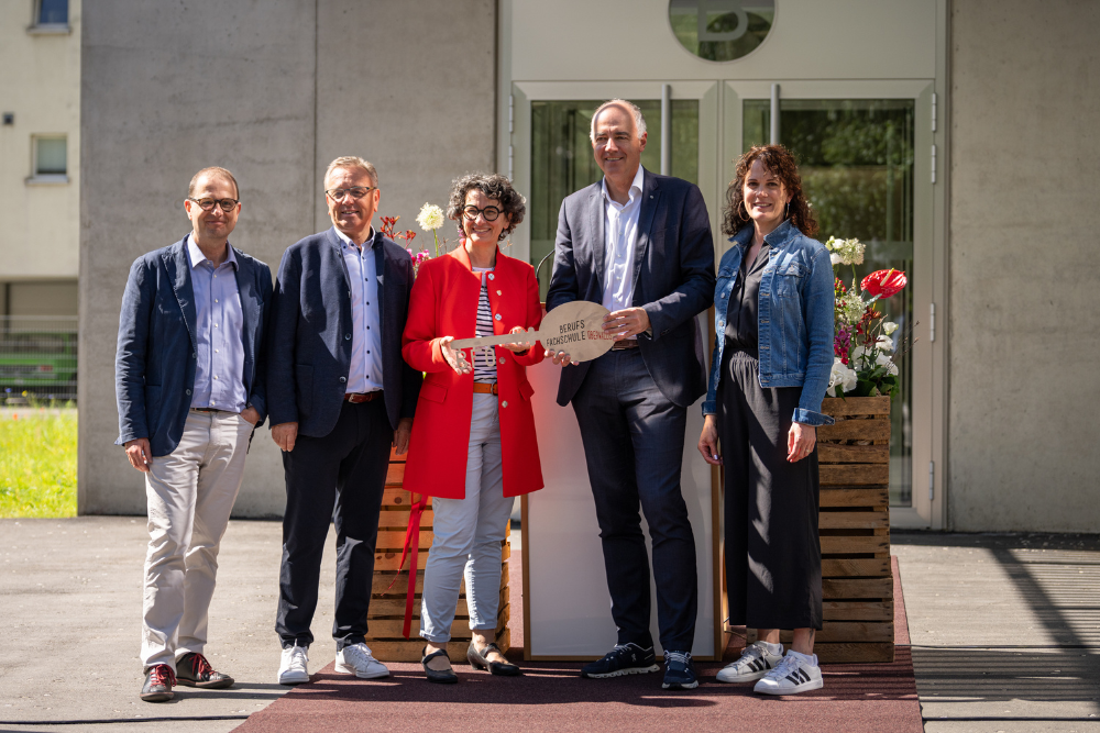19-Millionen-Bau: Berufsfachschule Oberwallis – Gebäude in Visp eingeweihtZusammenschluß der Gewerbeschule Brig, der Gewerblichen Berufsschule Visp und der Kaufmännischen Berufsschule Brig