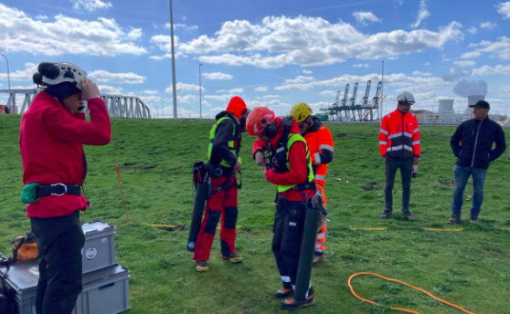 Air Zermatt mit Einsatz in Antwerpen (Flandern, Belgien)Zermatter Heli-Firma entfernt verheddertes Seil an Höchstspannungs-Leitung in Antwerpen