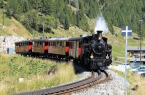 Furka DFB-Zug bei der Einfahrt in die Station Oberwald