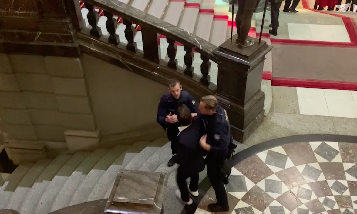Graber und Aeschi erhalten rechtBundespolizisten müssen Parlamentarier anständig behandeln, Parlamentsarbeit hat Vorrang vor Fotos schießen