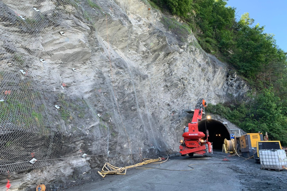Kantonsstraße Riddes – Isérables/La TzoumazWiedereröffnung der Straße nach Tunnel-Einsturz