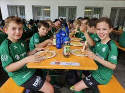 Mittags wurden die Kinder verpflegt