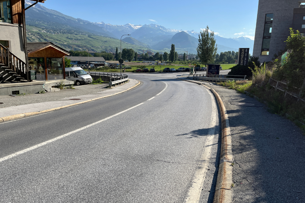 Gutachten zur Chandoline-Kurve: Asphalt auf Kantonsstraße Sitten-Nendaz zu unsicherGeschwindigkeits-Beschränkung für den Schwerverkehr
