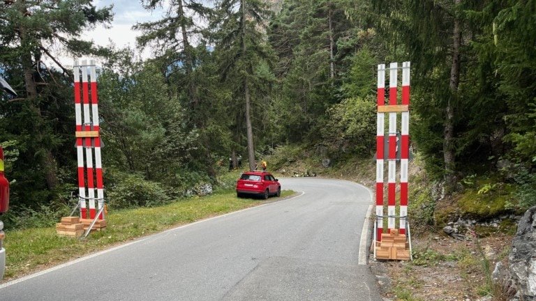 Leuk: Verkehrsunfall an Rumelingstraße fordert TodesopferGrüner Lieferwagen von vermißtem Mann in steilem Gelände aufgefunden +++ Kapo Wallis sucht Zeugen