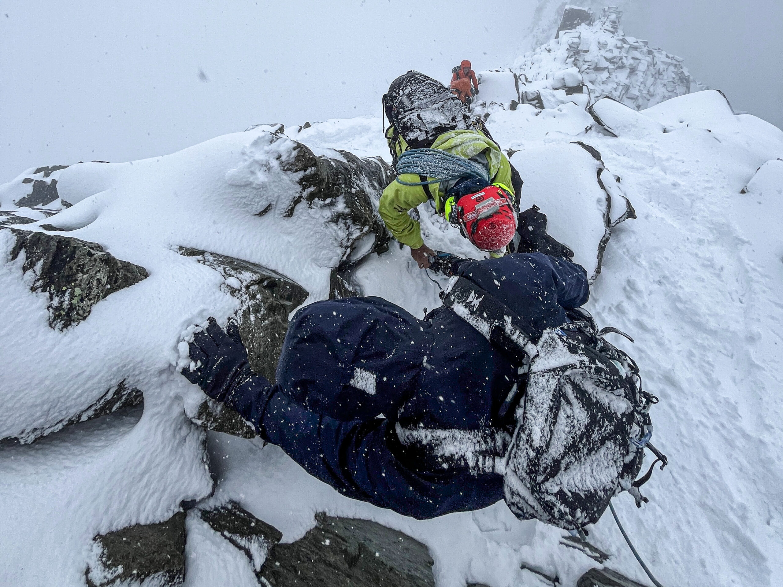 14-Stunden lange Rettung am Matterhorn: Mit leichten Halbschuhen und dünnen Trainerhosen auf über 3.500 MeternLebensbedrohliche Situation: Ein "nicht alltäglicher" Einsatz der Air Zermatt