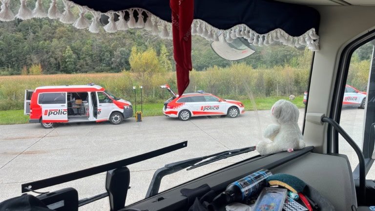 Großangelegte Verkehrskontrollen der Kantonspolizei Wallis in RaronGroßkontrolle im Oberwallis: Zoll, Grenzsicherheit, Polizia Stradale und Kapo Wallis im Paket