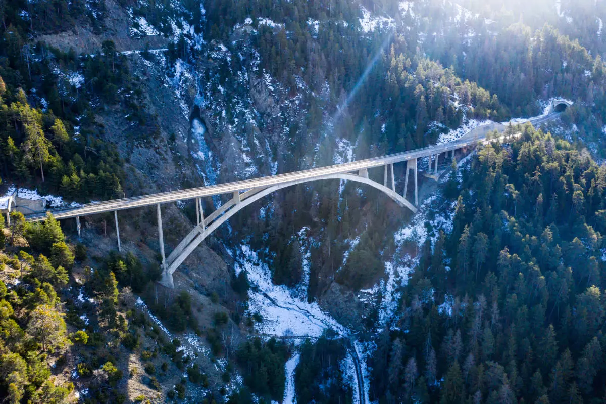 Simplonstrecke im November mit BaustellenStaugefahr am Simplon