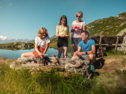Familien am Wandern auf der Bettmeralp in der Aletsch Arena
