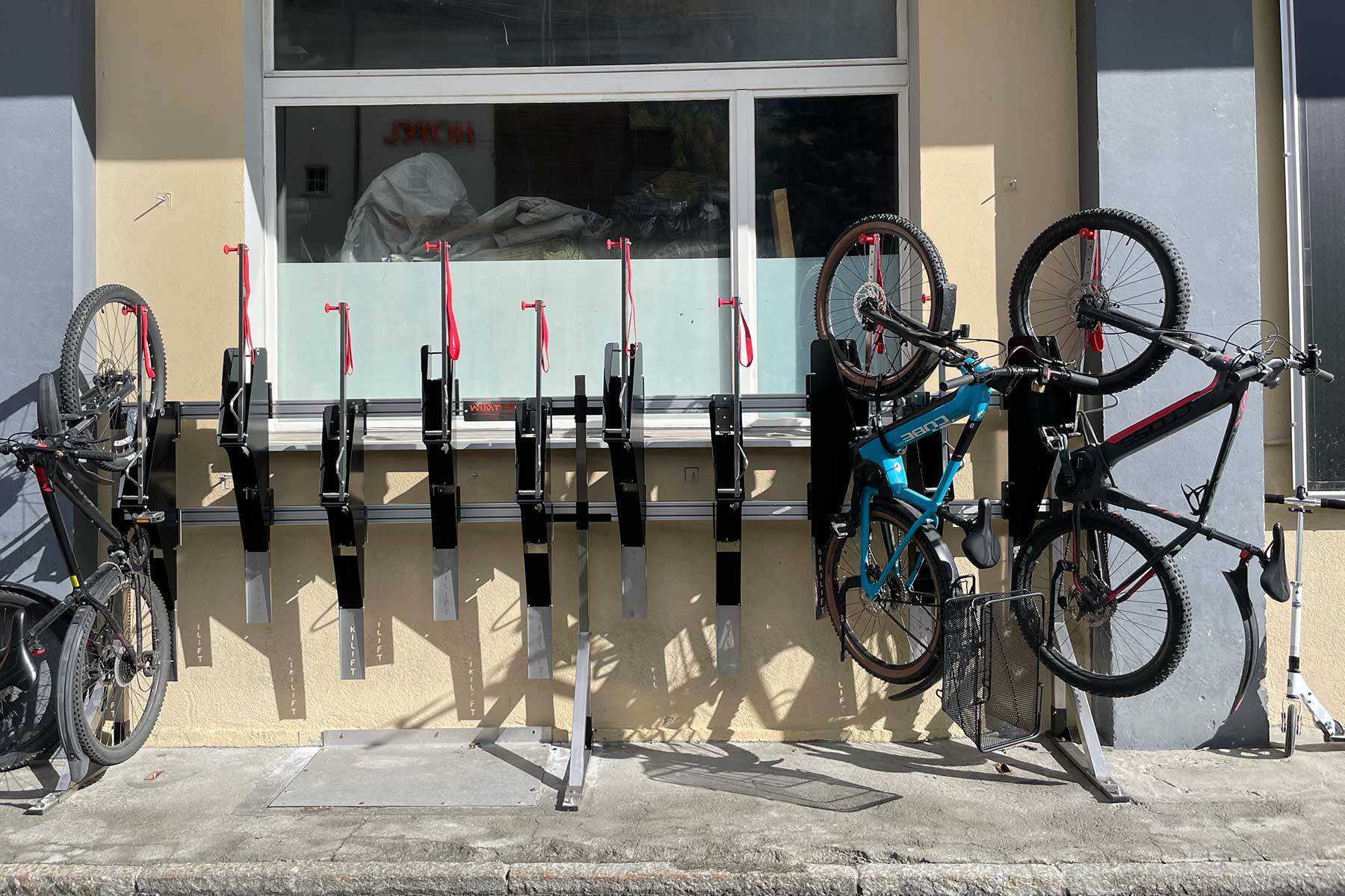 Zermatt mit neuen „Veloständern“Haus Metro/Talstation Sunnegga-Rothorn mit neuem Velokonzept