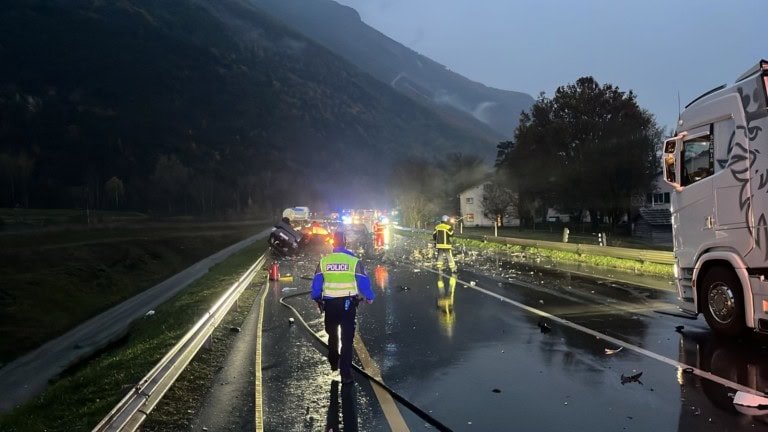 Schwerer Unfall auf der Pfynstraße in LeukKollision zwischen Auto und Lkw sowie 2 weiteren Fahrzeugen - 1 Todesopfer