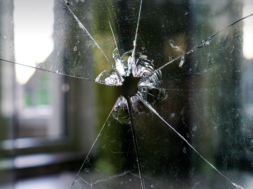Glasscheibe Schuß Kriminalität