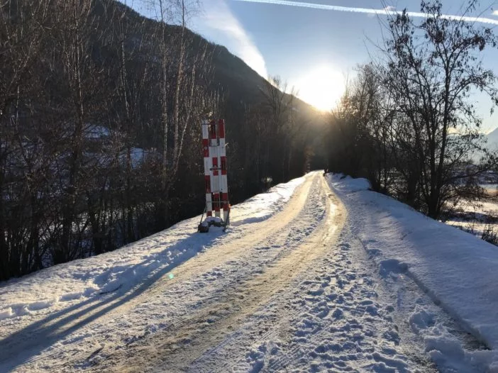 Pro Velo Wallis vergibt Negativpreis der rostigen SchneeschaufelFotos von schlecht geräumten oder zugeschütteten Velowegen einsenden