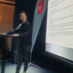 Clément Borgeaud, Präsident der SP Unterwallis, präsentiert die kantonale Volksinitiative «Maximal 10 % des Einkommens für die Krankenkassenprämien»
