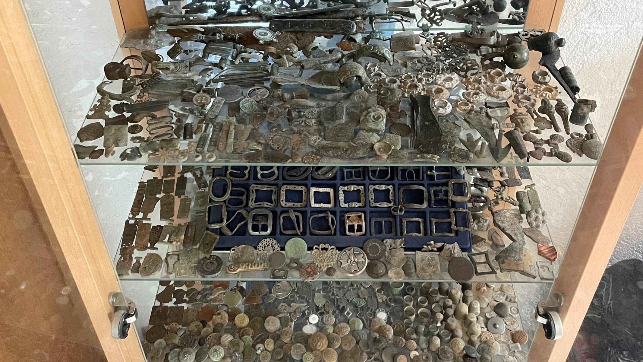 Kantonspolizei Wallis agiert gegen Person mit MetalldetektorAußergewöhnliche Beschlagnahmung von archäologischen Artefakten