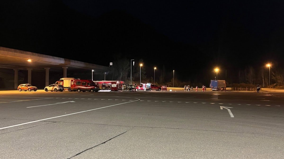 St-Maurice: Gefährliche Flüssigkeit tritt aus Sattelanhänger