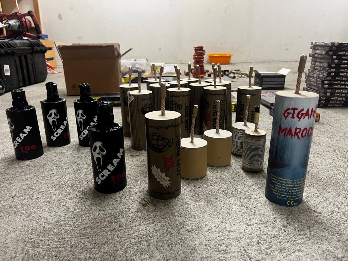 Verstösse gegen das Bundesgesetz über explosionsgefährliche StoffeJugendlicher (17) posiert mit illegalen Sprengkörpern im Internet: Hausdurchsuchung