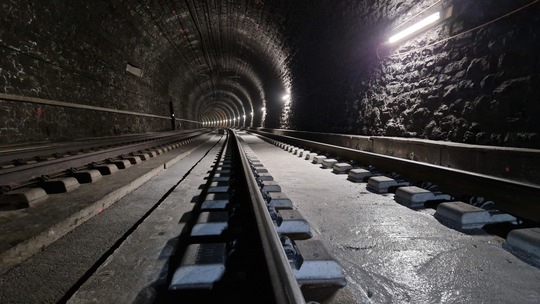 Betonschäden im Lötschberg-Scheiteltunnel sorgen für Millionen-KostenSulfathaltiges Bergwasser greift Betonfahrbahn