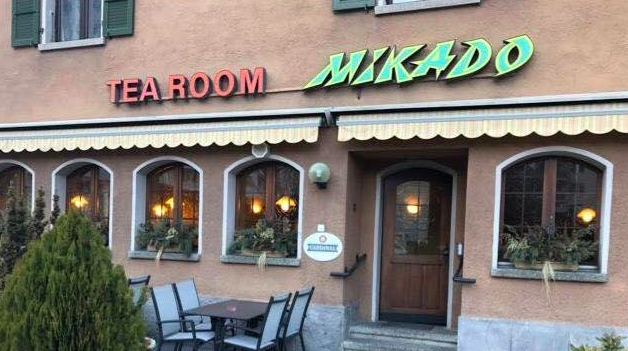 Tea-Room Mikado in Visp geschlossenTüre durch Polizei amtlich versiegelt