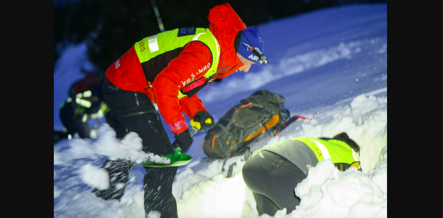 Air Zermatt leistet Bereitschaft: Pilotprojekt an der Helibasis GampelKWRO: Rettungsspezialisten auf dem Heliport Gampel